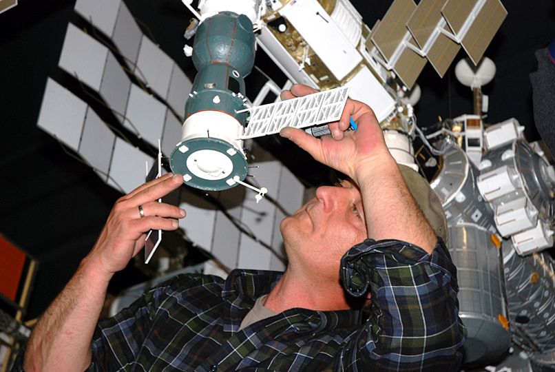 Herr Montag montiert.
Alexander Gerst winkt den Besuchern aus der Cupola, dem berühmten Aussichtpunkt in der ISS mit sieben Fenstern.
Ein Astronaut bei einem Außeneinsatz.
Details aus der Nähe betrachtet.
Der Autor selbst steht auf der Leiter, als das Modell hochgezogen wird.
