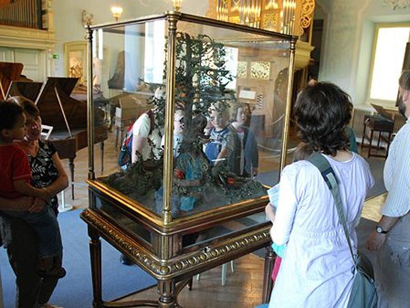 Der Zwitscherautomat im Saal.