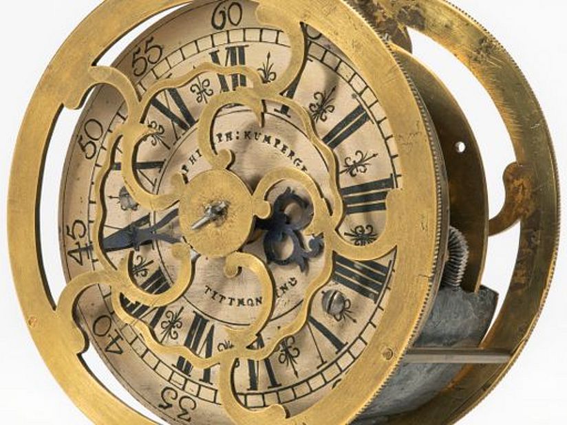 Kunstvoll verzierte Rolluhr.