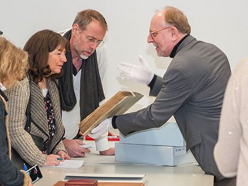 Wilhelm Füßl, Leiter des Archivs, zeigt einige Schätze.