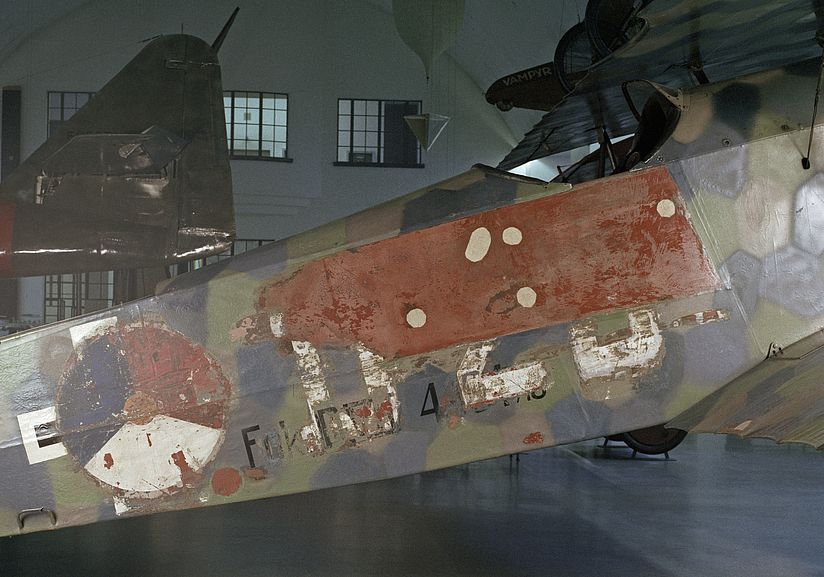 Bei restauratorischen Maßnahmen 1980 freigelegte niederländische Kennzeichnung auf dem Rumpf des Flugzeugs.