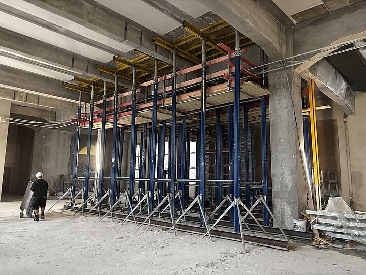 Auf der Baustelle sorgen mehrere meterhohe Stützen vom Boden bis zur Deckefür Stabilität.
