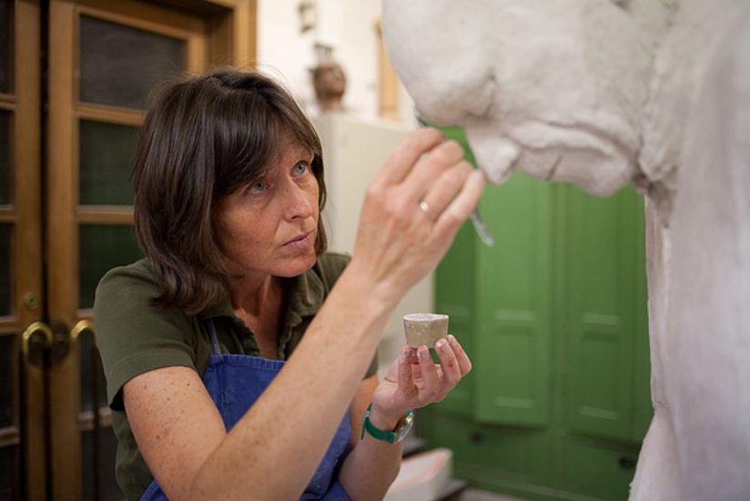 Sabine Köhl bei der Arbeit mit Gips.