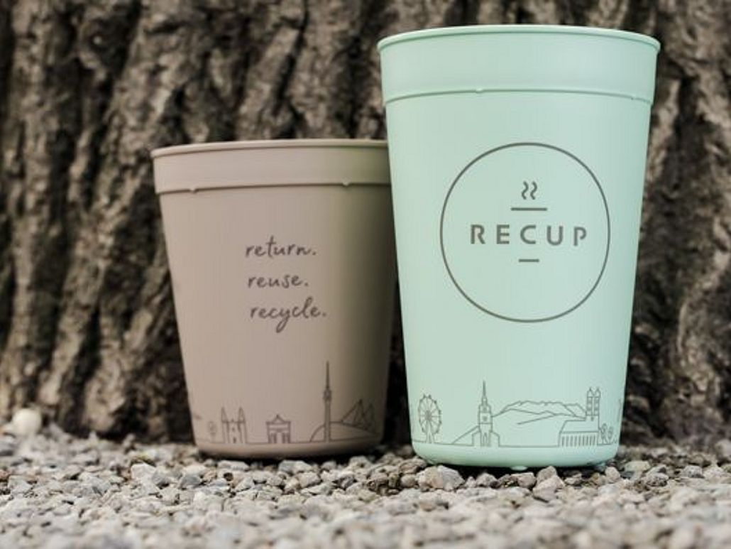 Zwei Recup-Becher.