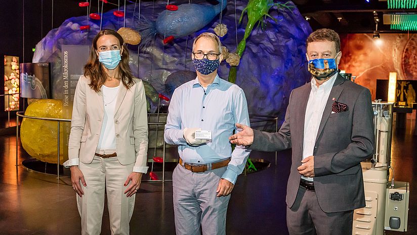 Chantal Friebertshäuser, Kurator Florian Breitsameter und Generaldirektor Wolfgang M. Heckl.