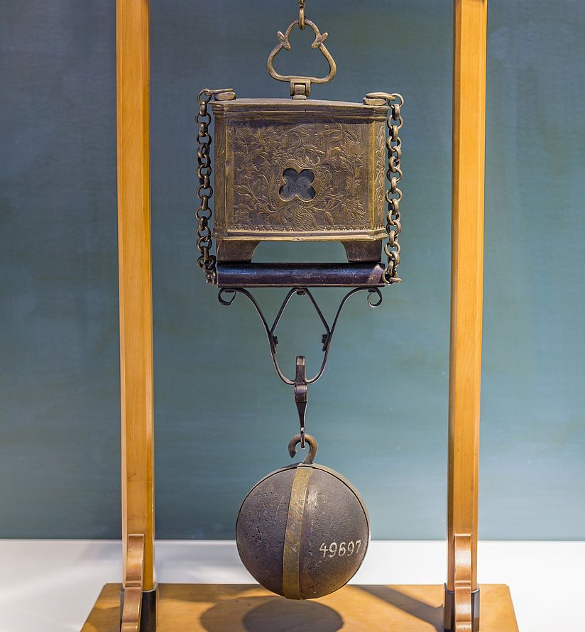 Demonstration der Tragkraft des Magneten.