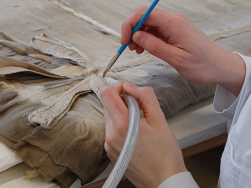 Die zerbrechlichen Fasern werden gereinigt.