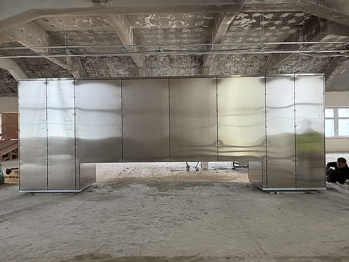 Frontansicht des Gezeitenrechners mit umlaufend geschlossener Metallverkleidung.