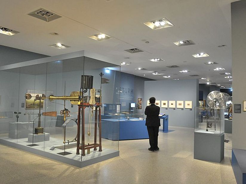 Blick in die Ausstellung „Wetterbericht“.