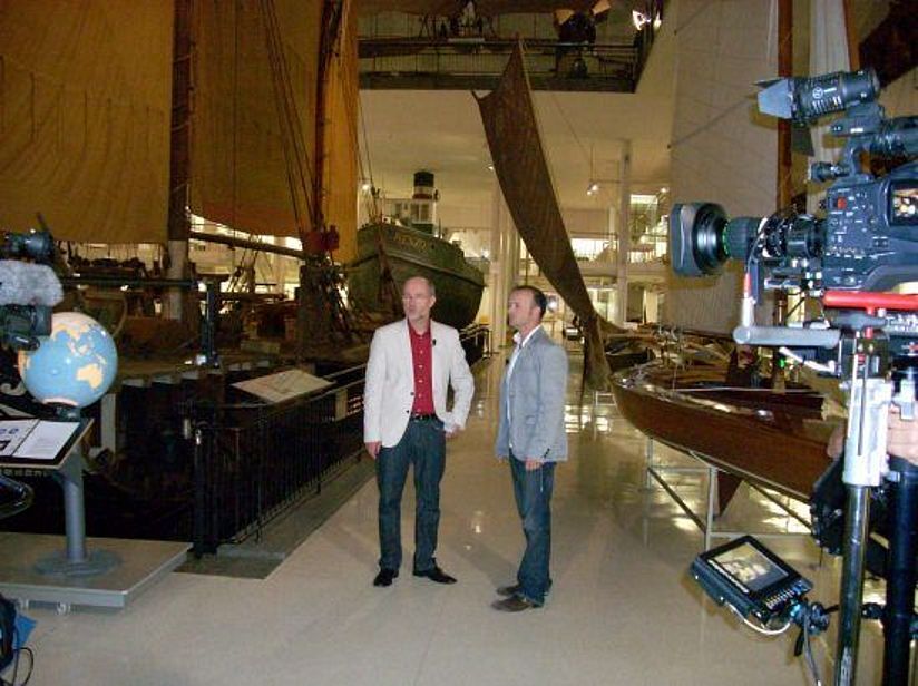 Prof. Lesch (l.) und Karsten Schwanke in der Ausstellung Schifffahrt.