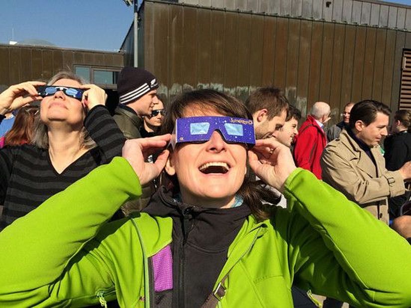 BesucherInnen mit Sofi-Brillen auf der Raumfahrt-Terasse.