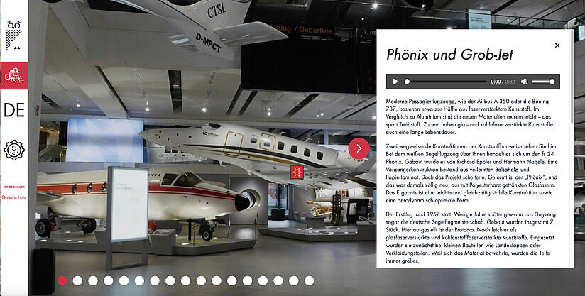 Screenshot des virtuellen Rundgangs. Mehrere Flugzeug sind neben einem Textfeld mit Audiospur zu sehen.