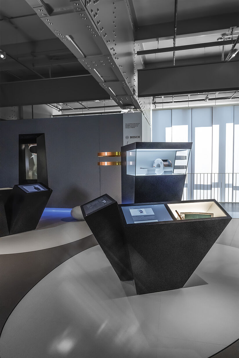 Totale des neuen Moduls. Ein Modell des MRT steht zentral erhoben, darum gruppieren sich zwei Medieneinheiten zusammen mit einem Exponat.