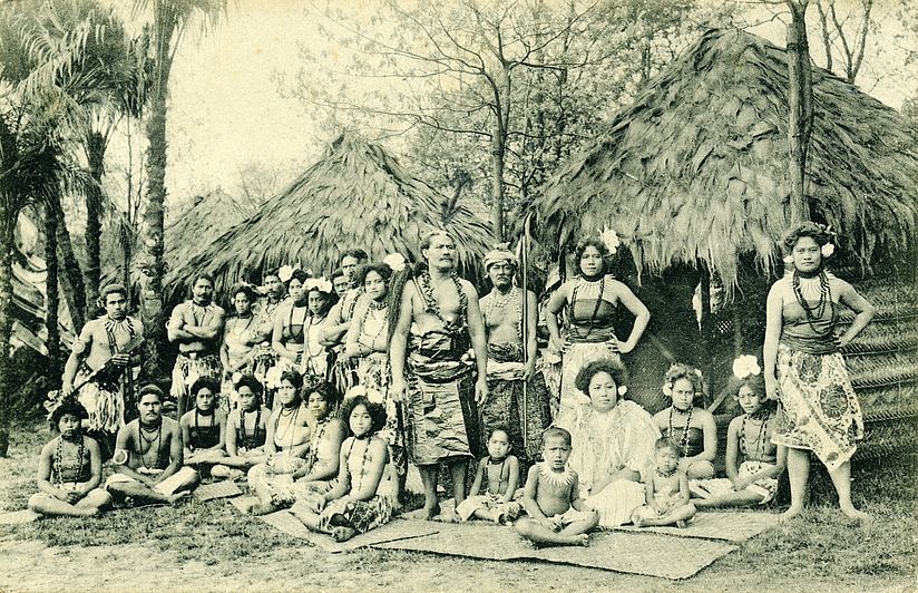 Historisches Foto, Samoa-Völkerschau 1910: Gruppenfoto mit Tupua Tamasese Lealofi (stehend in der Mitte).