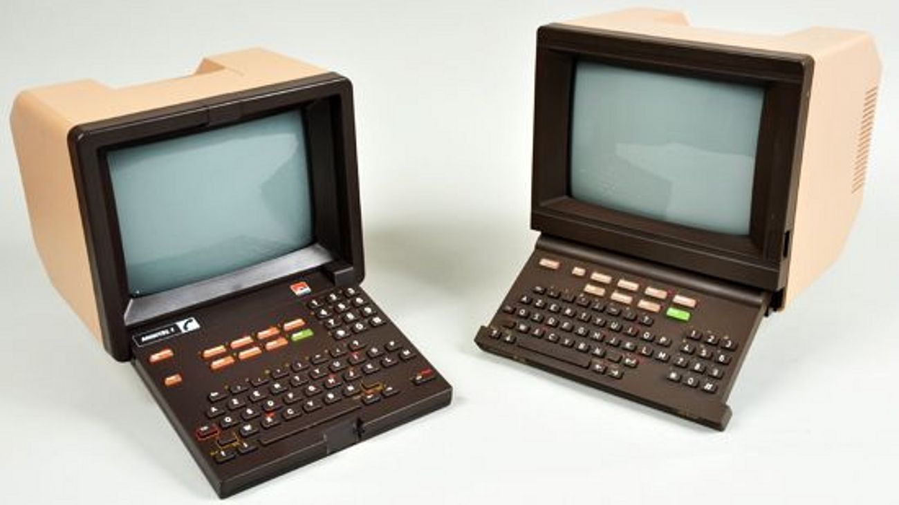 Zwei Geräte des französische Bildschirmdienst Minitel.