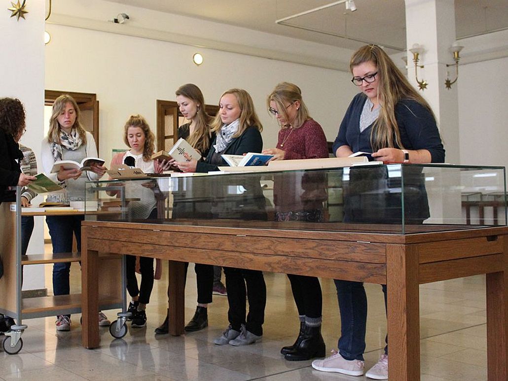 Buchwissenschaftlerinnen in der Sonderausstellung.