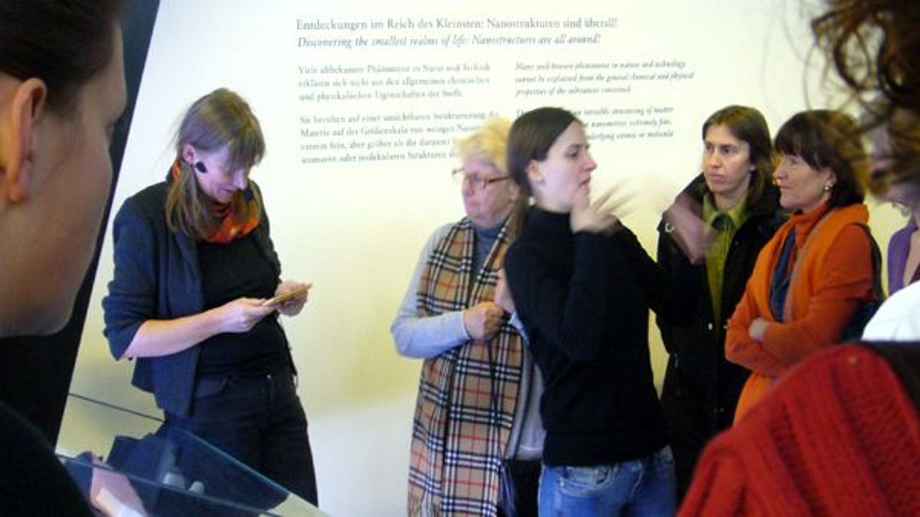 Links die Kuratorin des Deutschen Museums, rechts eine Gebärdendolmetscherin.