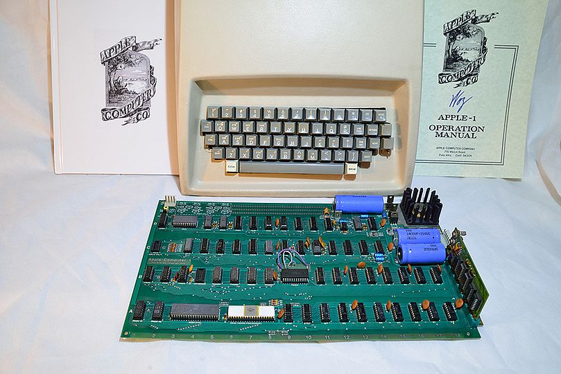 Der Apple-1-Rechner, eine Tastatur, das Zertifikat und eine Bedienungsanleitung.
Detail des Apple 1.