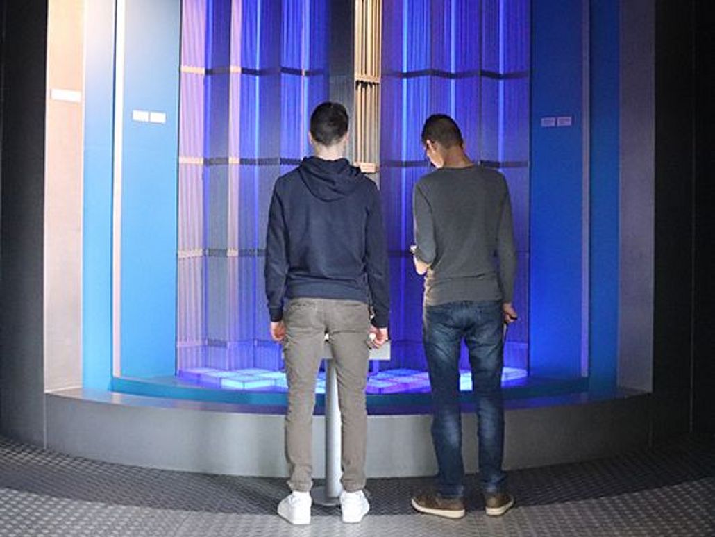 Zwei Besucher vor dem begehbaren Reaktormodell.