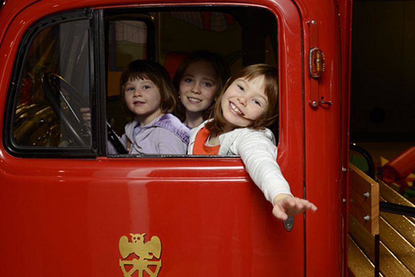 Kinder im Feuerwehrauto.