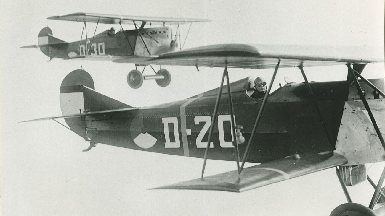 Foto: So sahen die Fokker D.VII des niederländischen Marineluftfahrtdiensts nach ihrer Modernisierung im Jahr 1927 aus. Bei der D 20 im Vordergrund ist zwischen den Streben des Fahrgestells gut der nach unten verlegte Kühler zu erkennen.