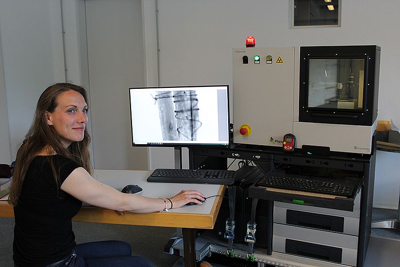 Katrin Zerbe vor dem Scanner.