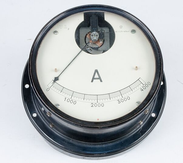 Amperemter frontal fotografiert. Messbereich bis 4000 Ampere. Schlichte Verkleidung aus schwarzem Eisenblech.