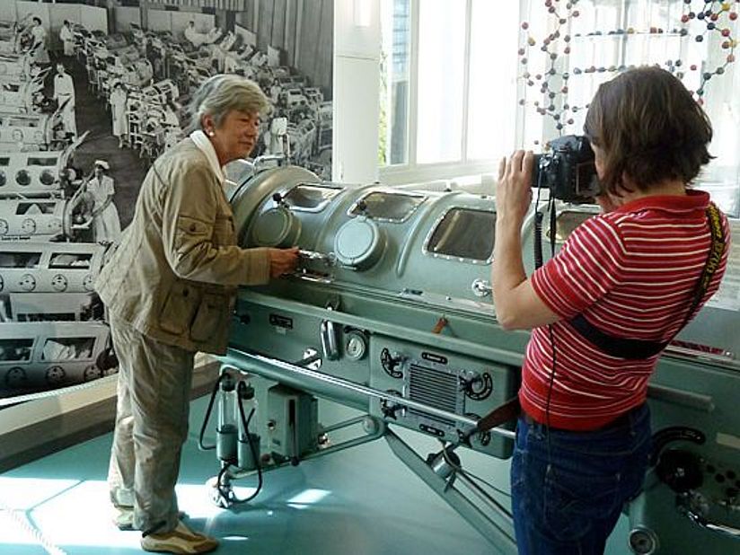 Marion Treiber beim Fototermin neben einer Eisernen Lunge.