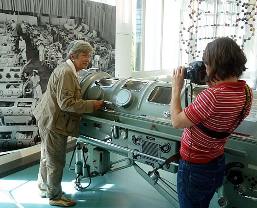 Marion Treiber beim Fototermin neben einer Eisernen Lunge.