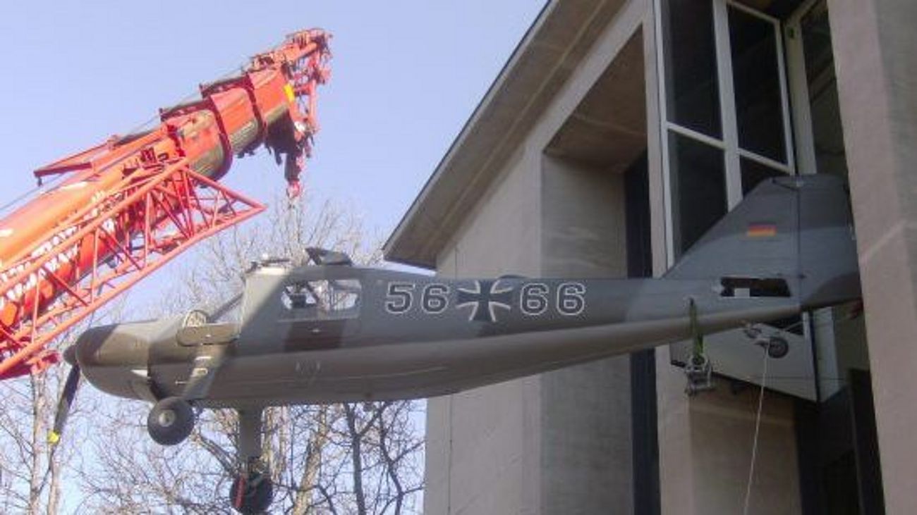 Dornier Do 27 wird mit Hilfe eines Krans in das Museum gehoben.