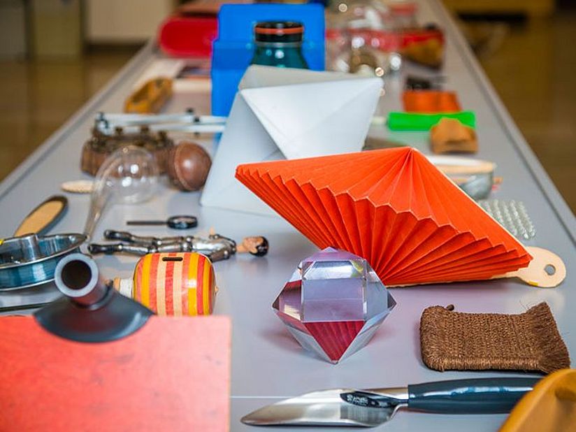 Verrschiedene Alltagsgegenstände in einer Vitrine.