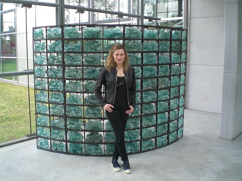 Die Bildhauerin Claudia von Funcke vor ihrer Arbeit.