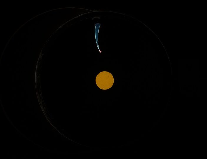 Foto: Laterna magica-Scheibe, Chromatrop, um 1910: Exzentrische Bahn eines Kometen (Halley). Deutsches Museum, Inv.-Nr. 61580T10.