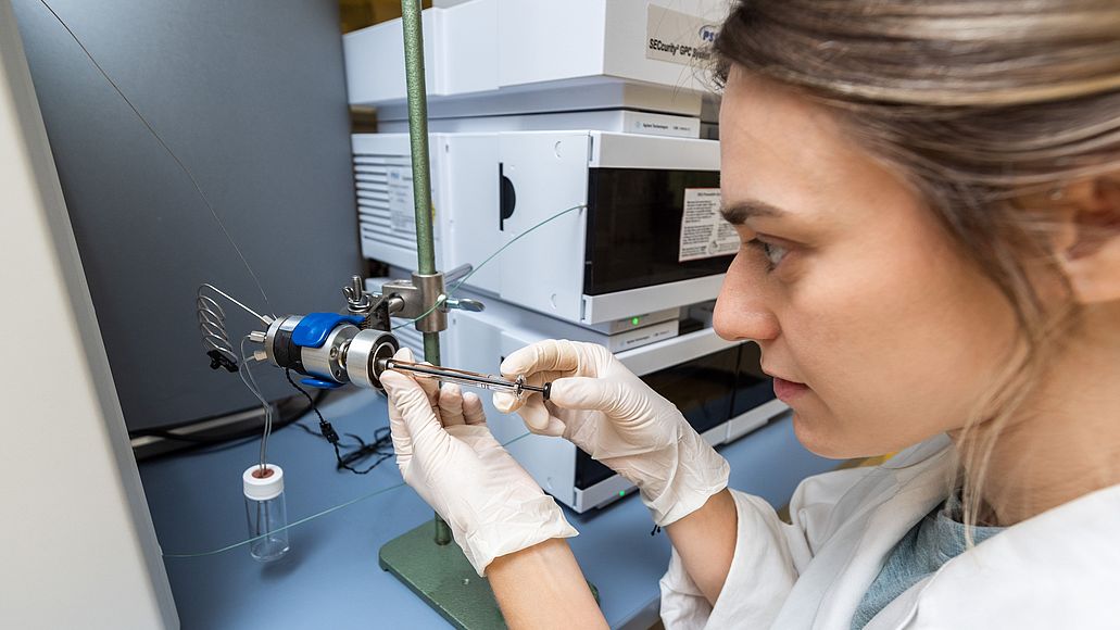 Forscherin im Labor restauriert ein Objekt.