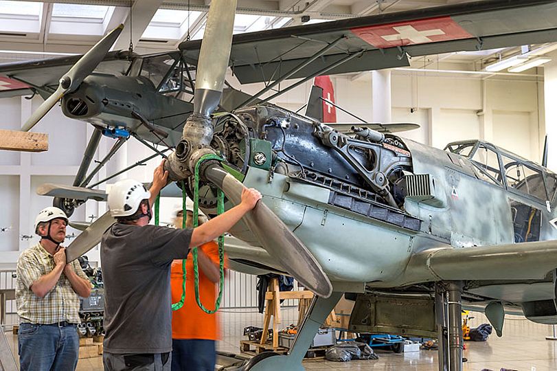 Propeller der Me 109 wird abgebaut.