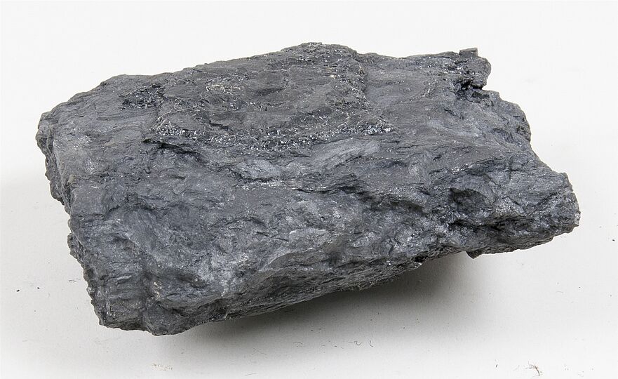 Probe von Steinkohle, schwarzgrau mit matter bis leicht glänzender Oberfläche und dichter, kompakter Struktur.