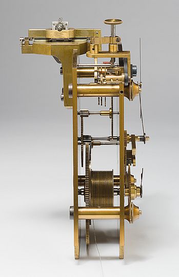 Seitenansicht mit Sicht auf die Mechanik der Uhr Nr. 1 von Sigmund Riefler.