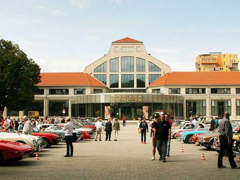 Der Platz vor Halle I.