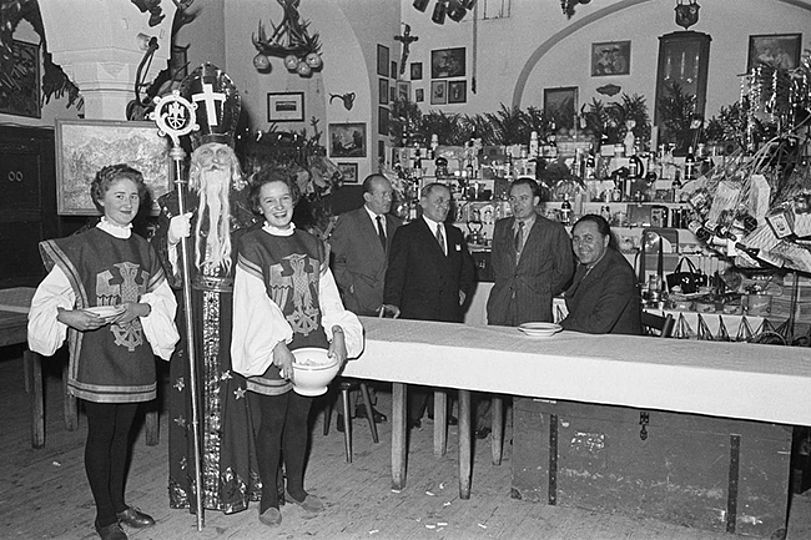 Tombola bei der Weihnachtsfeier, 1955.