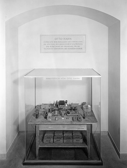 Alte schwarz-weiß Fotografie zeigt den Kernspaltungstisch in der Chemieausstellung.