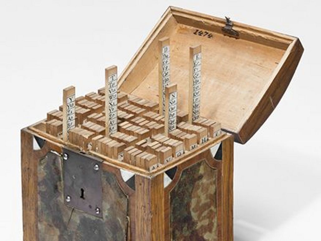 Aufgeklappter Kasten mit Chiffrierstäben.
