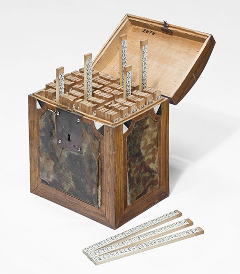 Aufgeklappter Kasten mit Chiffrierstäben.