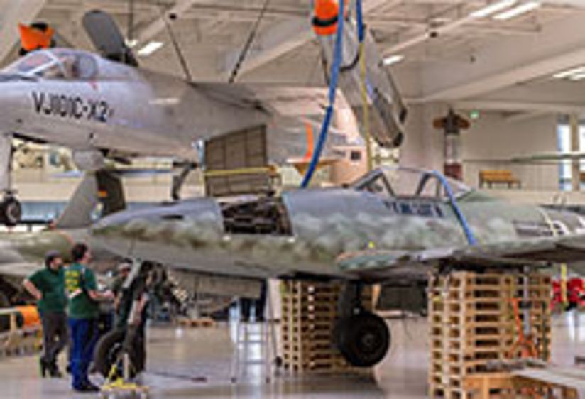 Messerschmitt 262 wird aus der Ausstellungshalle transportiert.