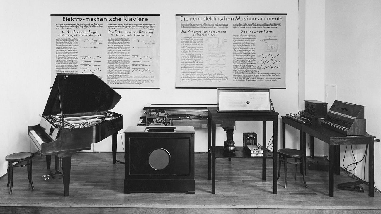 Foto: Aufstellung des Neo-Bechstein-Flügels in der 1934 neu eingerichteten Abteilung "elektro-akustische Instrumente" der Ausstellung Musikinstrumente.