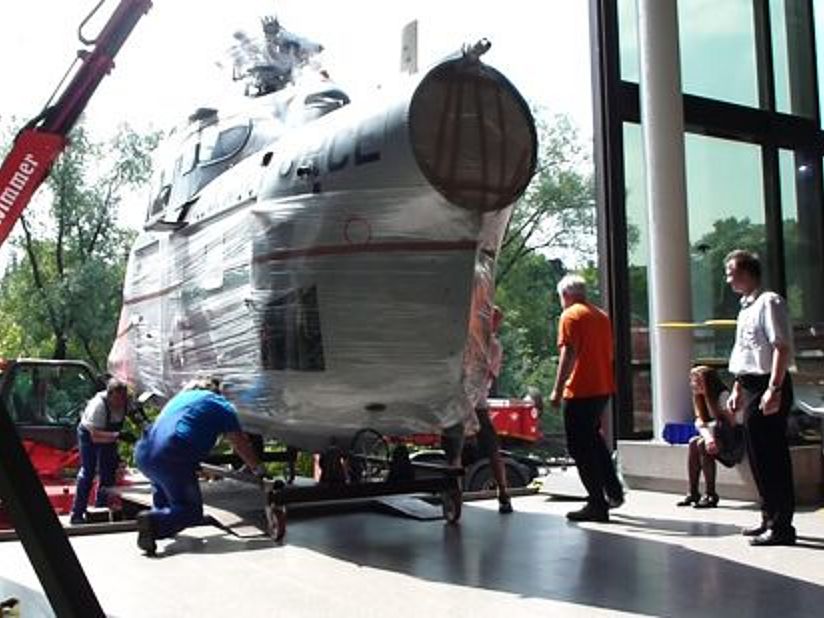 Hubschrauber Sikorsky S-55 in Folie verpackt.