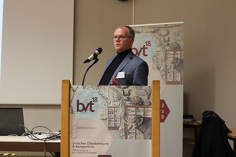 Dr. Helmut Hilz während des Vortrags.