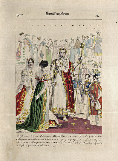 Illustrierte historische Szene: Kaiser Napoleon in prunkvollem Krönungsmantel mit Zepter und goldverzierter Robe steht zentral auf einem Purpurteppich, links Kaiserin Joséphine in reich besticktem weißen Kleid und Diadem, davor eine Dame in grün-goldenem Ballkleid; rundherum Höflinge, Gardisten und Offiziere in frühen 1800er-Jahre-Uniformen und Rokoko-/Empire-Mode, im Hintergrund weitere Figurenreihen und kleine Nummernmarkierungen; feine Handkolorierung auf gealtertem Papier, französische Bildunterschrift und Titel "Sous Napoléon" oben.