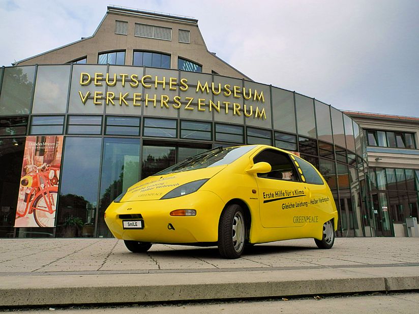 Das 3-Liter-Auto von Greenpeace vor dem Verkehrszentrum.