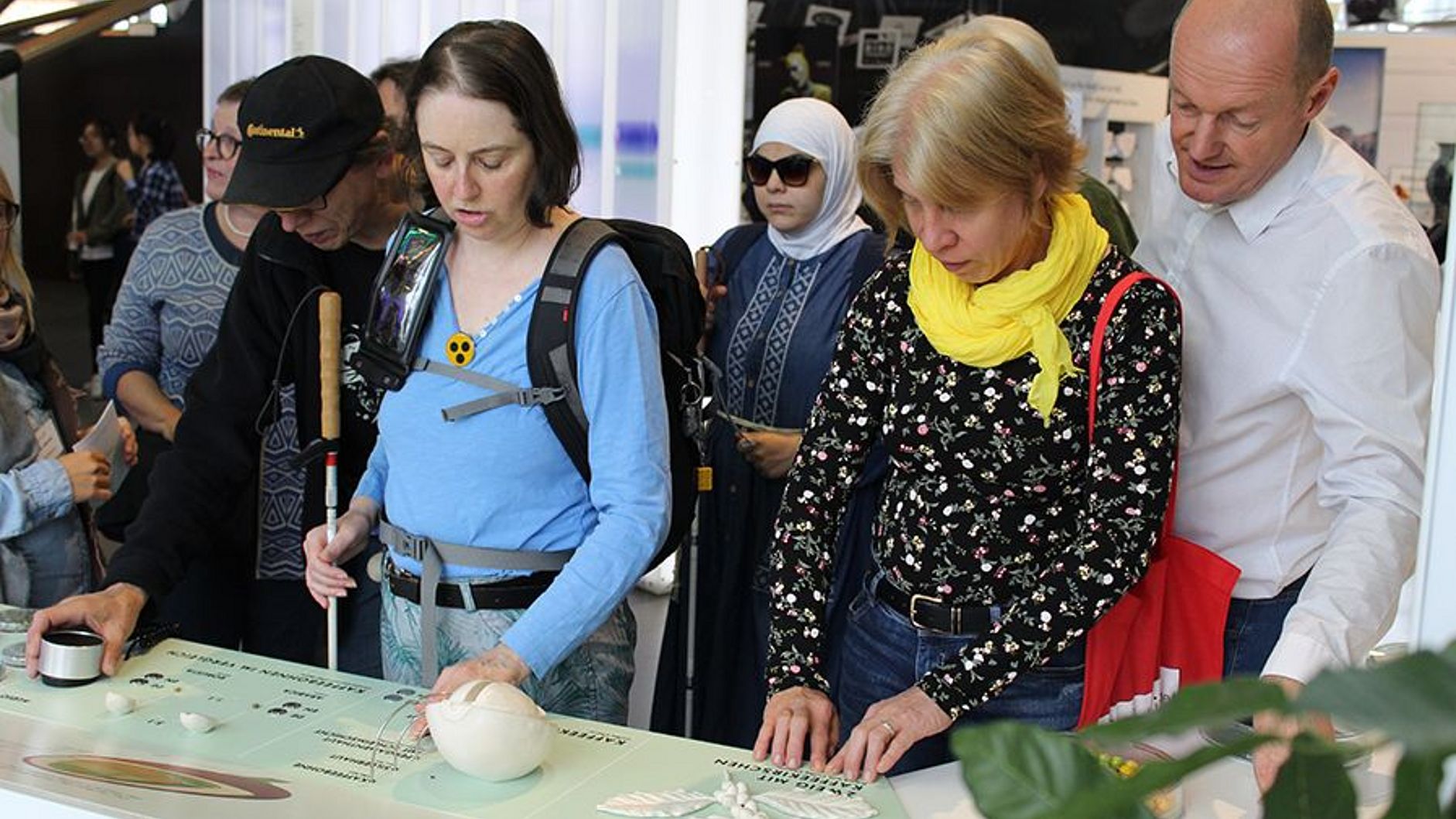 TeilnehmerInnen der Tastführung in der Sonderausstellung "Kosmos Kaffee".