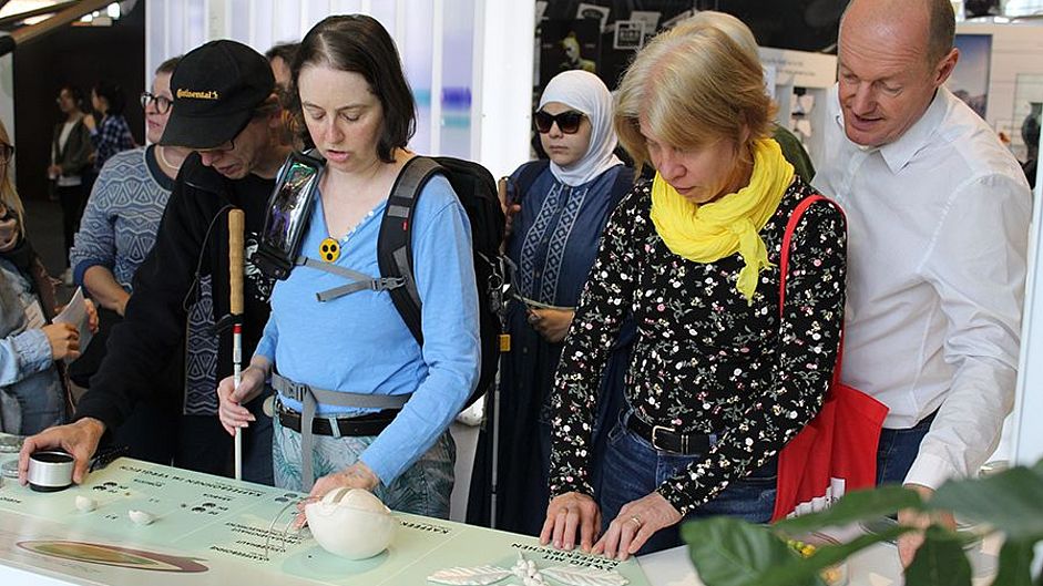 TeilnehmerInnen der Tastführung in der Sonderausstellung "Kosmos Kaffee".